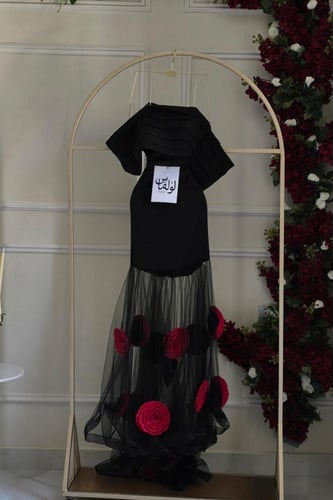 فستان سهره أوف شولدر مزين بورود بارزة لونين