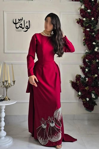 فستان سهرة بأكمام طويلة وذيل منفصلة لون برغندي