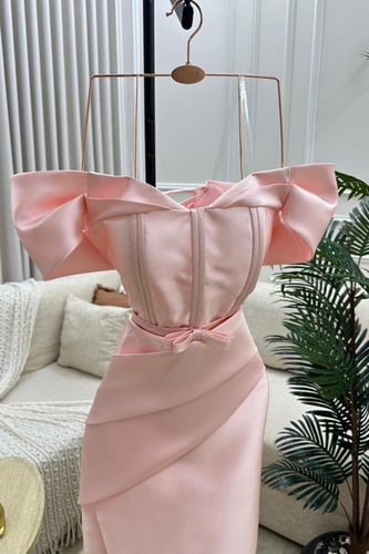 فستان سهرة أوف شولدر بفتحة أمامية لون وردي
