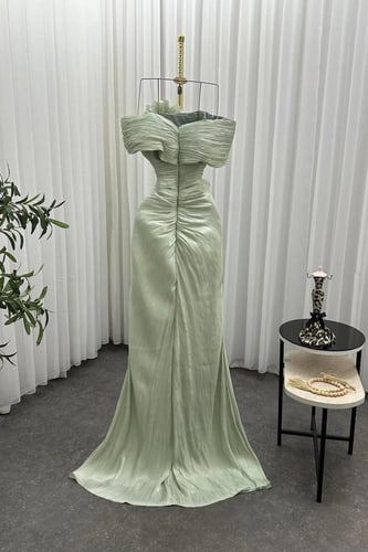 فستان سهره أوف شولدر بفتحة أمامية لون أخضر فاتح