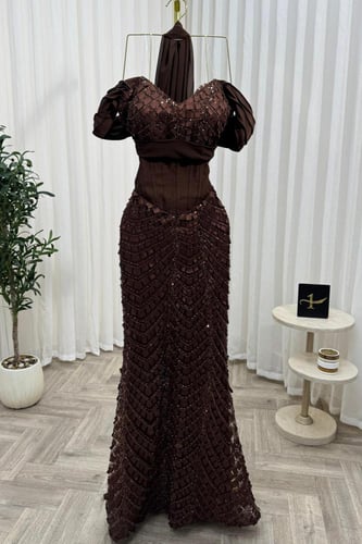 فستان سهرة أوف شولدر بشال خارجي لون بني