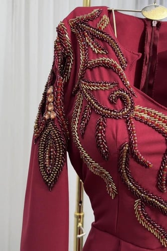 فستان سهره أنيق بأكمام طويلة لون برغندي