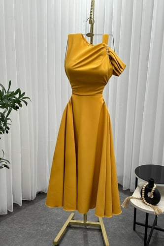 فستان ناعم بياقة مايلة لون منغاوي