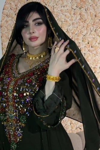 جلابيه قطعتين بأكمام طويلة مزين بالخرز لون زيتي