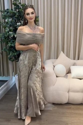 فستان سهرة أوف شولدر مزين بالفصوص لون رمادي على فض...