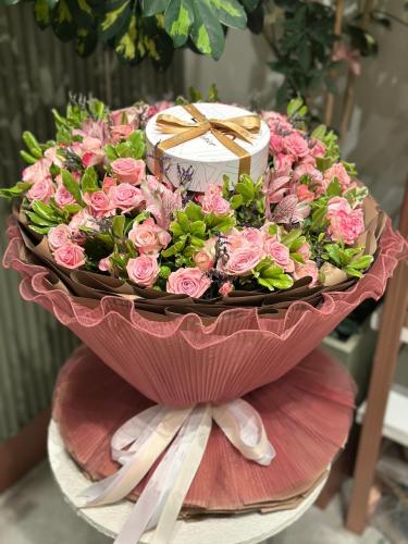 بوكيه ورد مع شوكلت ليفو