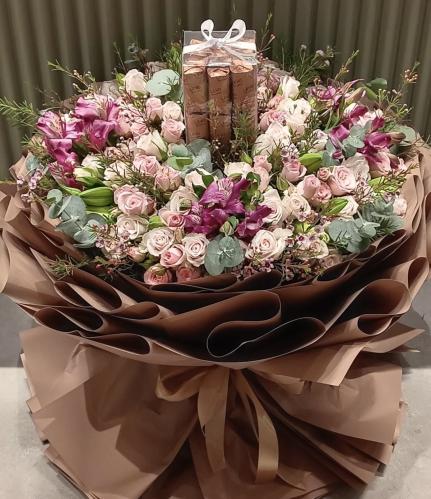 ليفو شوكلت مع بوكيه ورد طبيعي