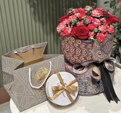 شوكلت ليفو مع ورد طبيعي