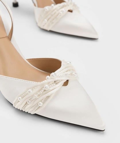 حذاء بكعب أبيض