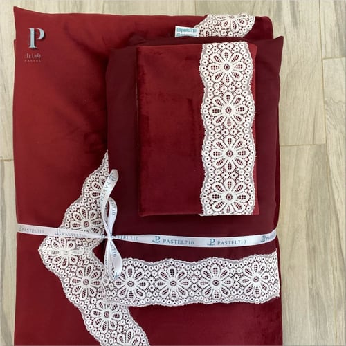 سجادة صلاة مخمل لون عنابي مبطنه بطبقتين من الديباج