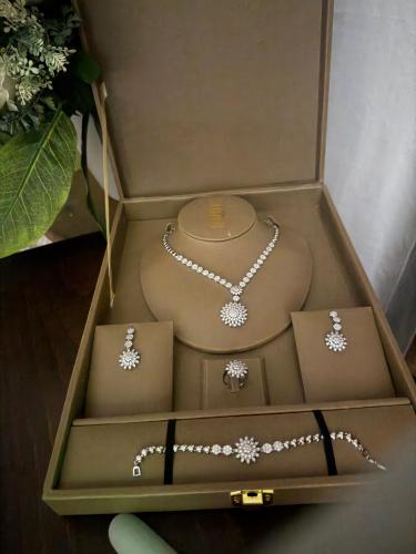 طقم اكسسوار فضي ناعم ملكي