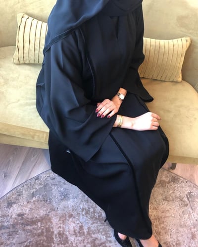 عبايه ساده بقيطان مخمل