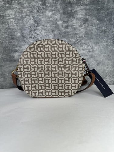 شنطة تومي هيلفيقر