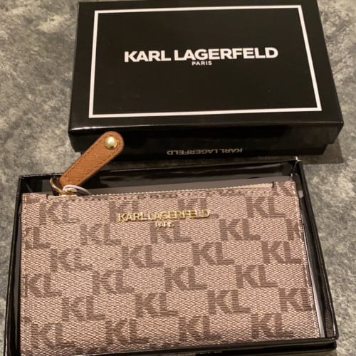 محفظة كارل لاغرفيلد