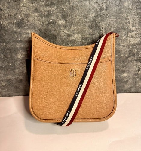 حقيبة تومي هيلفيقر