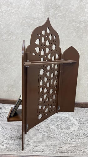 منظم سجاد للصلاة بني