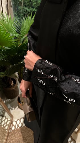 عبايه تفته بكم كسرة مع شك أبيض