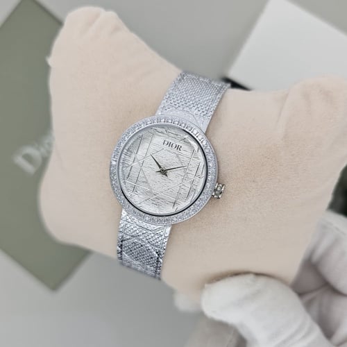 ساعة ديور نسائية انيقة