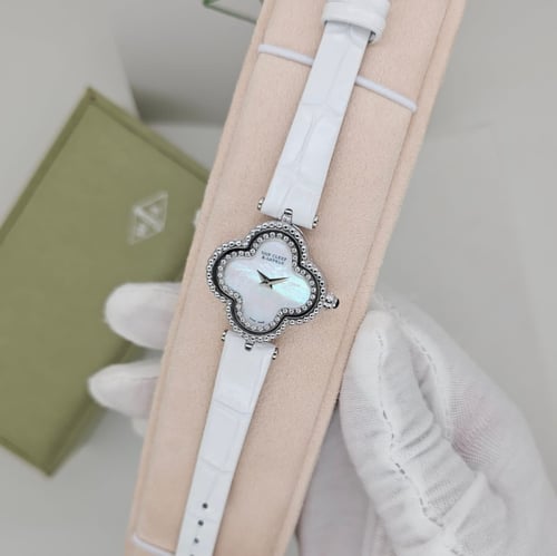 فان كليف نسائي انيق (فضي)