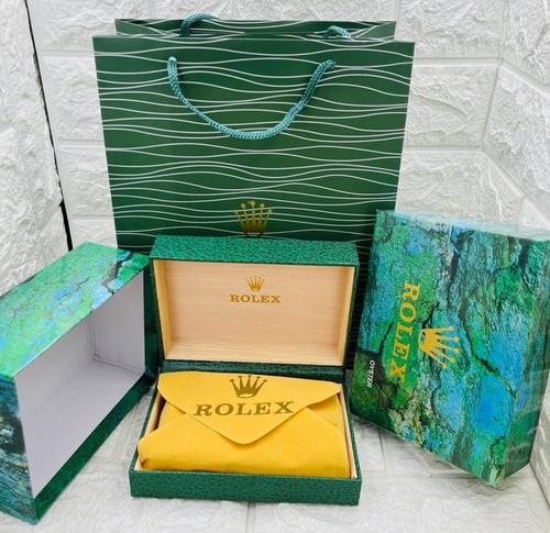 علب واكياس ساعات ماركات عالمية