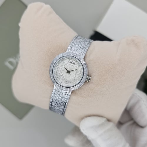 ساعة ديور نسائية انيقة