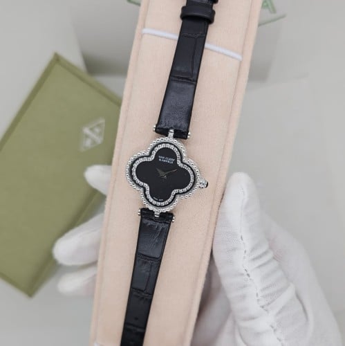 فان كليف نسائي انيق (فضي)