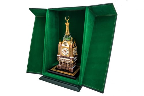 مجسم نسخة طبق الأصل لبرج الساعة في مكة المكرمة