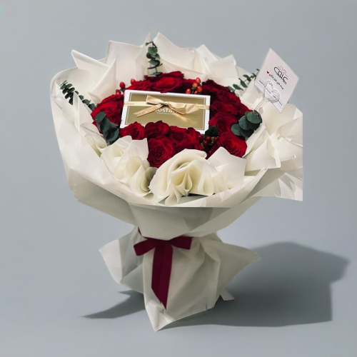 باقه ورد احمر مع شوكلت كبيره