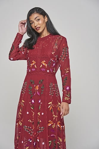 فستان بأكمام طويله وتطريزات على اكامل الفستان