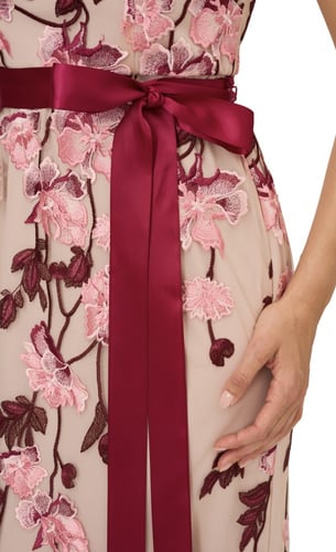 فستان تل مطرز بأكمام قصيرة