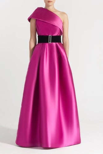 فستان بكتف واحد وحزام من تصميم khoonhooi