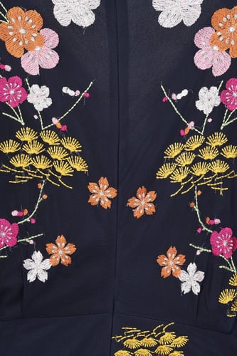 فستان بأكمام مربعه وتطريزات ملونه