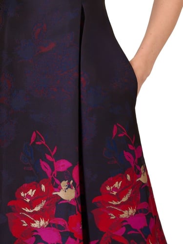 فستان قصير بدون أكمام حاشية ورد