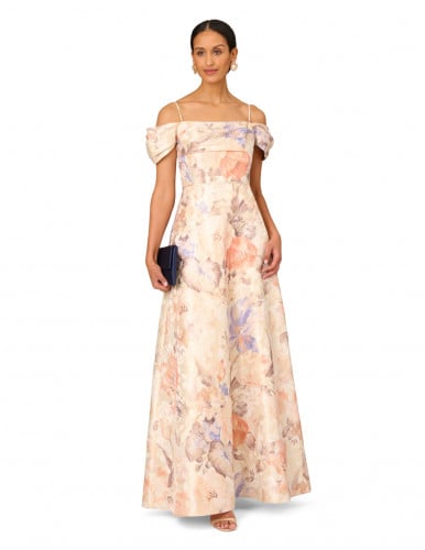 فستان واسع بأكتاف مكشوفة