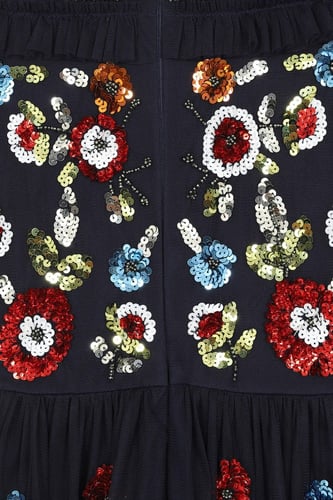 فستان من التل مزين بالترتر الملون