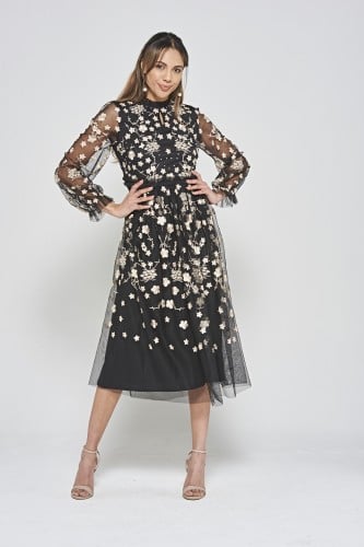 فستان بأكمام طويله مطرز على قماش شبكي