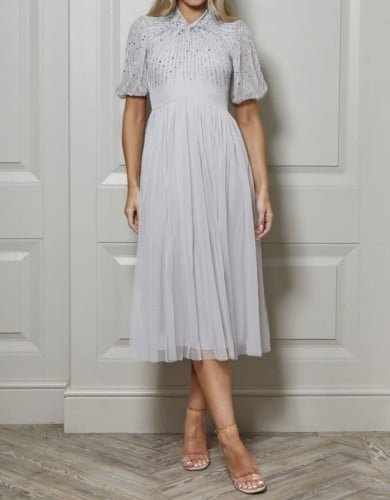 فستان جريس متوسط ​​الطول مزين بالترتر باللون الرما...