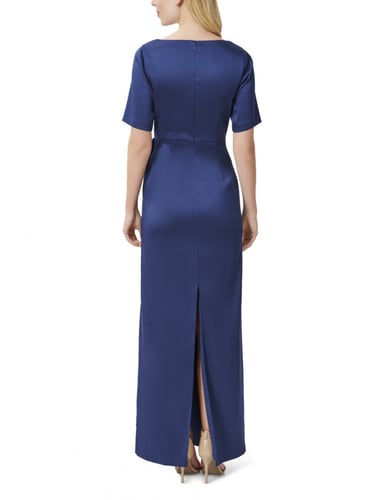 فستان كلاسيكي بأكمام متوسطة الطول