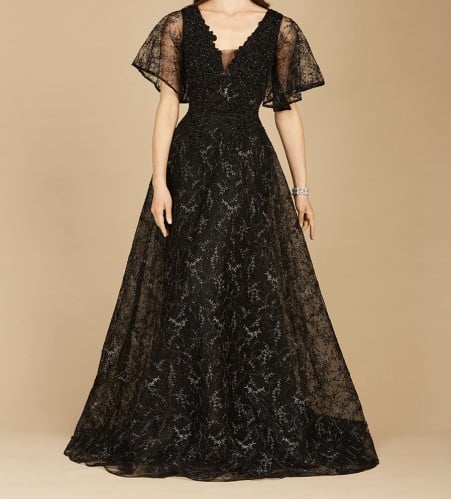 فستان لون أسود بأكمام كيب