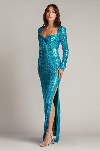 فستان طويل لامع بأكمام طويلة