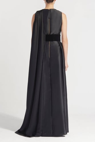 فستان باللون الأبيض العاجي تصميمkhoonhooi