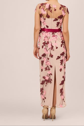 فستان تل مطرز بأكمام قصيرة