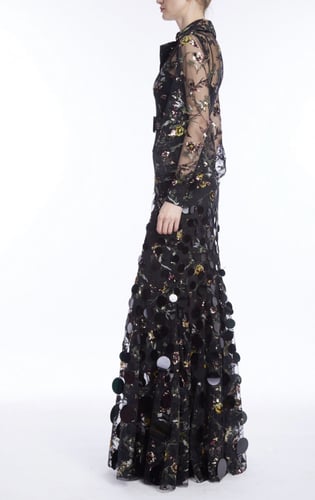 فستان من بادجلي ميشكا تول مطرز بالأزهار