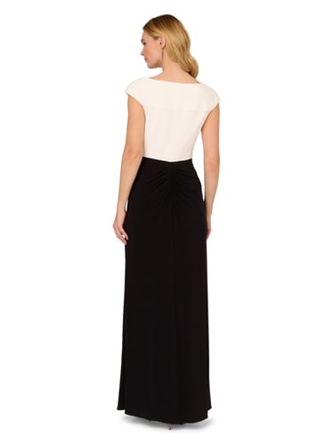 فستان عصري بطيات على الصدر