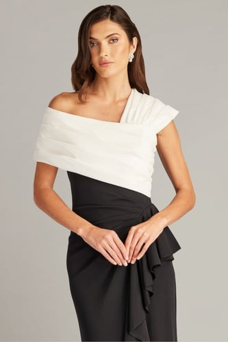 فستان أسود بصدر أبيض وطول غير متماثل