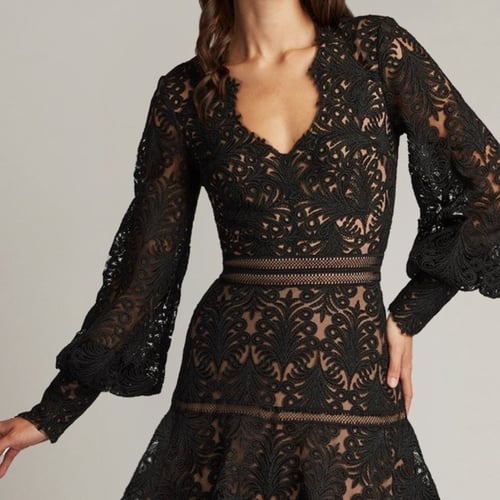 فستان متوسط ​​الطول من التول المطرز