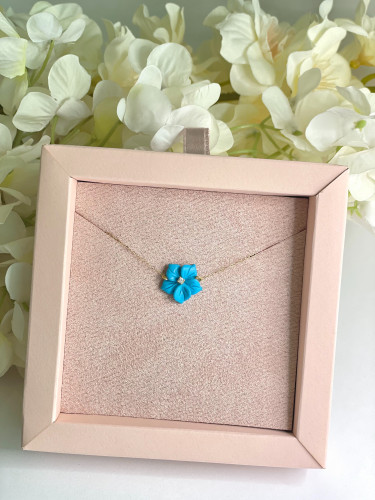 سلسال ذهب عيار 18 مع حجر فيروز زراعي على شكل وردة