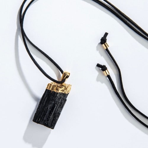 عقد أسود مع حجر التورمالين الطبيعي