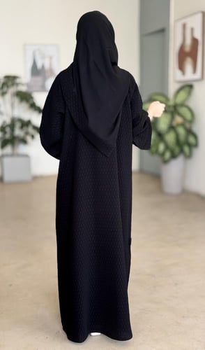 عباية بطرحة دانة منقط