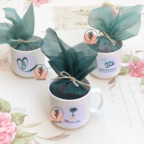 توزيعات اكواب بلاستيكيه مع تعبيه بثيم اليوم الوطني...